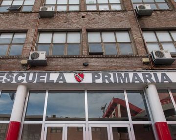 Independiente suspendió las clases por presencia de barras chilenos: Empezaron a llover las piedras