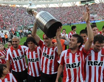 Campeón de la Libertadores con Estudiantes, este exjugador se retiró en Europa y ahora dirige las inferiores del Pincha. 