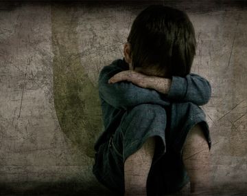 Vestía a su hijo de mujer para violarlo