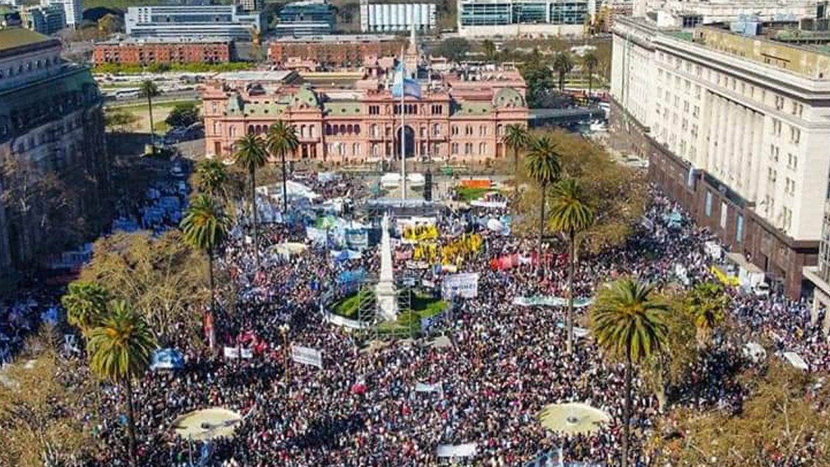 Histórica marcha a Plaza de Mayo en defensa de la democracia tras el ...