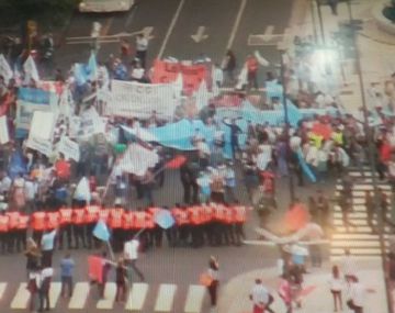 Incidentes en Av. 9 de Julio y Av. de Mayo entre la Policía y manifestantes
