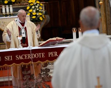 Francisco pide que haya acceso universal a los tratamientos contra el coronavirus