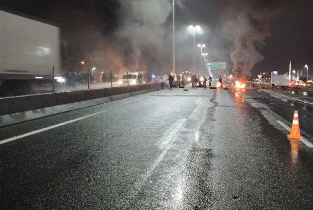 Corte total en Autopista Riccheri por vecinos que protestan por falta de luz