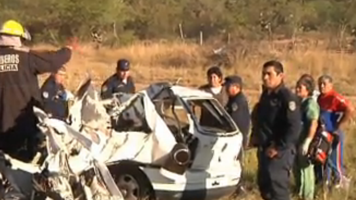 Una mujer y su hijo murieron al chocar su auto contra un camión