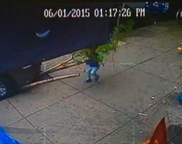 Un auto arrolla a un chico que jugaba en la vereda