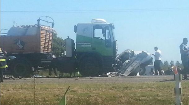 Tragedia en Rosario: Cinco personas murieron en un choque entre un auto y un camión
