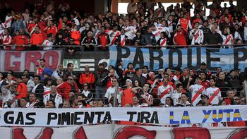 dos hinchas cayeron de una tribuna minutos antes del superclasico dos hinchas cayeron de una tribuna minutos antes del superclasico
