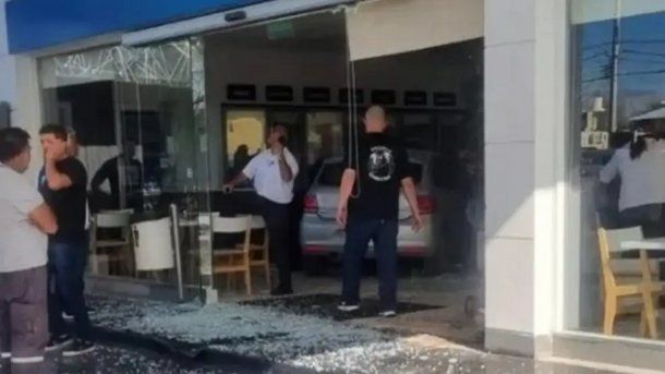 San Juan: un auto se incrustó en una estación de servicio