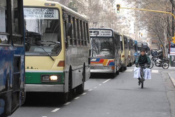 Jóvenes armados atacan a colectiveros a cuchillazos para viajar gratis