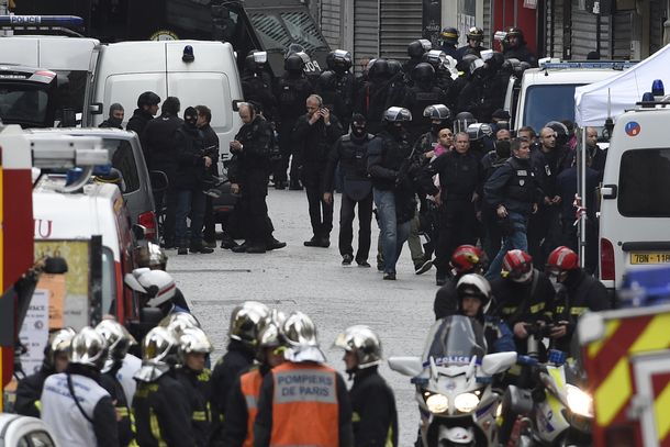 Sigue el horror en París: inmolación, vuelos desviados y más detenciones