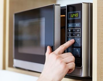 Publicó una foto para vender su microondas pero no notó un pequeño detalle