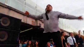 descontrolado, un patovica es furor en mar del plata con sus pasos de baile descontrolado, un patovica es furor en mar del plata con sus pasos de baile
