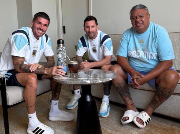 La cábala sigue intacta: Messi, De Paul, Tapia y la tradicional foto antes del duelo con Cabo Verde