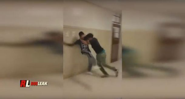 VIDEO: Terrible pelea entre dos estudiantes en una escuela de Texas