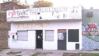 Dos carteles de la búsqueda de Araceli en el corralón donde trabaja Baradacco Dos carteles de la búsqueda de Araceli en el corralón donde trabaja Baradacco