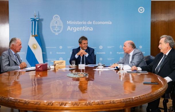 Los representantes industriales del Uruguay junto al ministro de Economía argentino