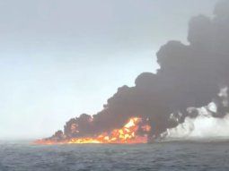 Impresionante choque entre un barco petrolero y un carguero en el Mar del Norte