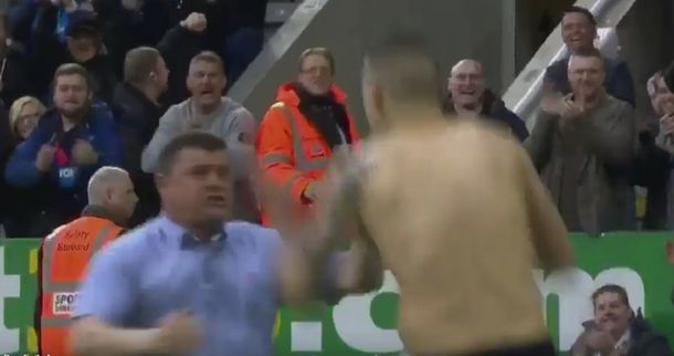 Quiso festejar un gol con un jugador, pero terminó haciendo el ridículo