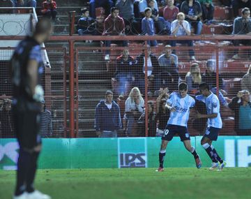 Racing venció con lo justo a Argentinos Juniors y le dio algo de aire a Mostaza Merlo