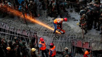 tragedia en la india: al menos 200 personas atrapadas por el derrumbe de un puente tragedia en la india: al menos 200 personas atrapadas por el derrumbe de un puente