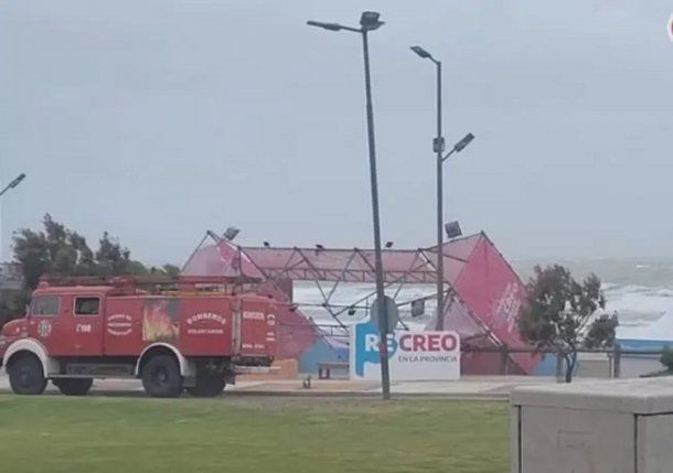 Video: temporal de viento en la costa arrasó con sombrillas, carpas y un puesto de recreación completo