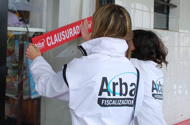 Clausuran comercios que ocultaron ventas por $111 millones