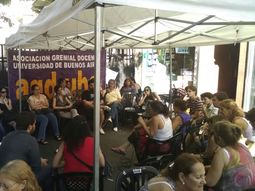 con un partido de futbol, docentes de la uba cortaran 9 de julio y corrientes con un partido de futbol, docentes de la uba cortaran 9 de julio y corrientes