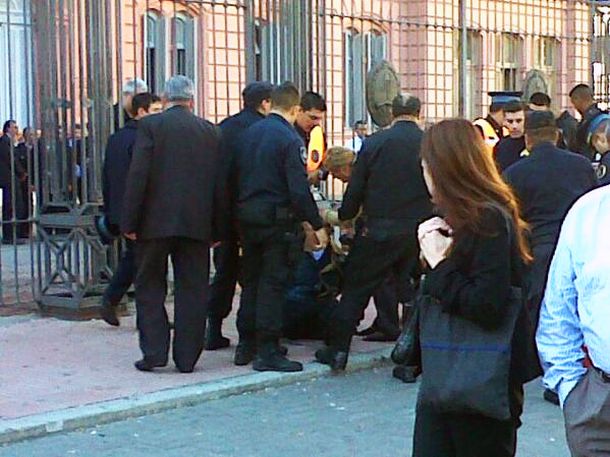 Así intentaron prenderse fuego frente a la Casa Rosada