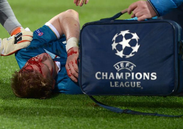 Quedó knock out: mirá la terrible agresión a un jugador en la Champions League