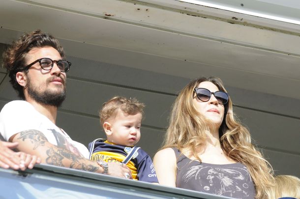 Recién llegada: Jimena Barón disfrutó en familia el debut de Boca en la Bombonera