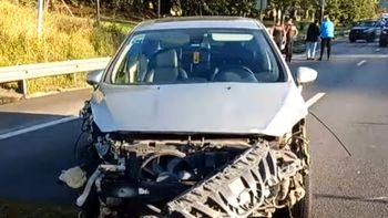 caos en la dellepiane: dos autos chocaron y bloquearon el acceso hacia provincia caos en la dellepiane: dos autos chocaron y bloquearon el acceso hacia provincia