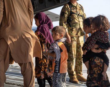 Los talibanes ratificaron que mañana tomarán el control del aeropuerto de Kabul