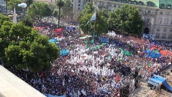 multitudinaria despedida en plaza de mayo a cristina kirchner multitudinaria despedida en plaza de mayo a cristina kirchner