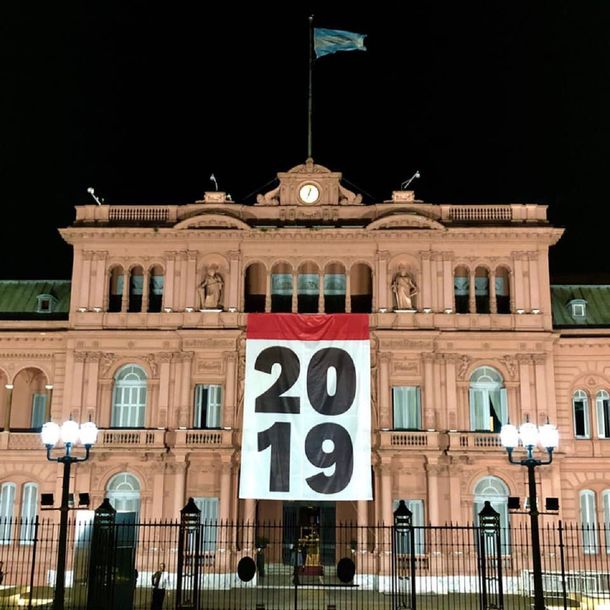 Colgaron una bandera con el número 2019 en la Casa Rosada