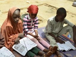 Un grupo armado asaltó una escuela, secuestró a más 40 personas y mató a un alumno