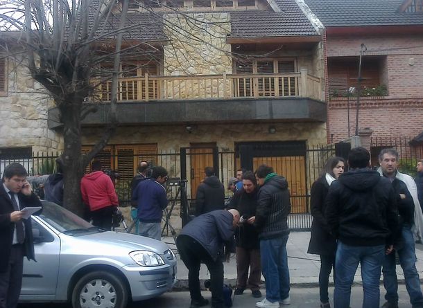 Por seguridad, la familia de Tevez pide que no se invada su casa