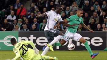 Sergio Romero, ante un ataque del Saint-Etienne Sergio Romero, ante un ataque del Saint-Etienne