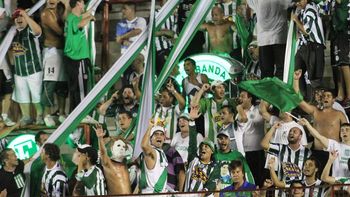 otra vez la violencia: los barras de excursionistas apretaron al plantel otra vez la violencia: los barras de excursionistas apretaron al plantel