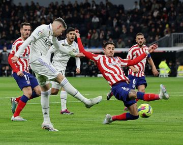 Real Madrid iguala el derbi ante un Atlético con diez