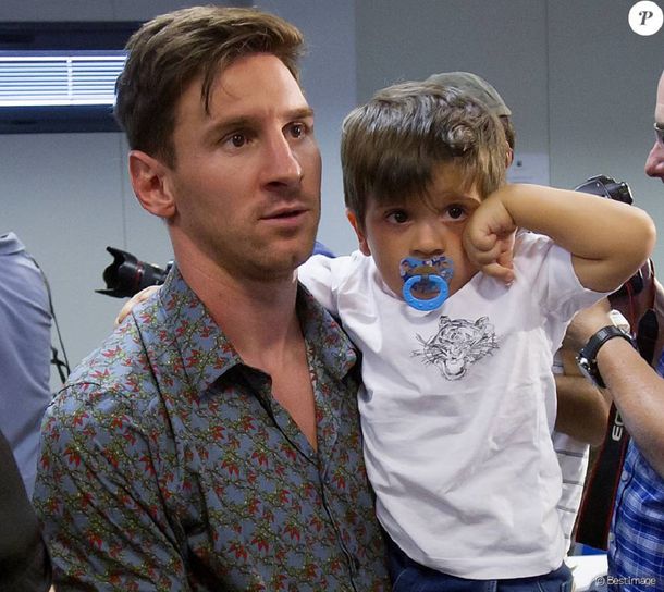 Pura ternura: Messi le enseña a nadar a Thiago en Bahamas