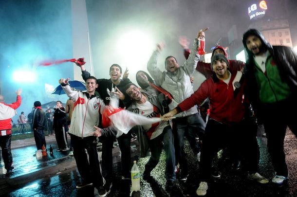 Hinchas de River festejan en el Obelisco