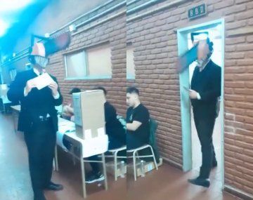 ¿Voto cantado? Un hombre fue a votar disfrazado de motosierra