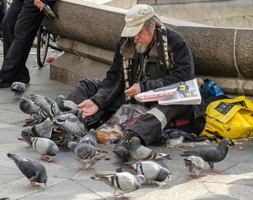 Impiden dar de comer a indigentes