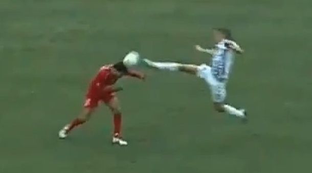 Brutal patada en un partido del fútbol marroquí