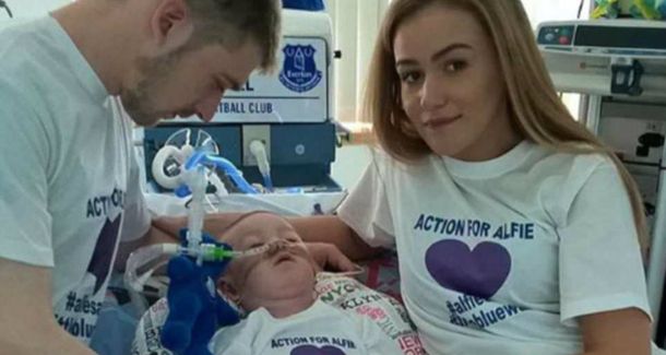 Alfie Evans con su papá