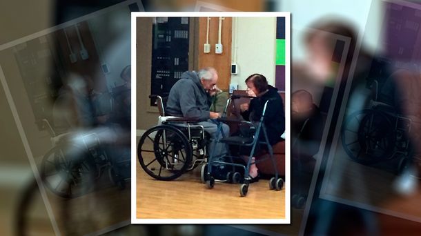 La foto más triste: se tuvieron que separar porque no los reciben en el mismo hogar de ancianos