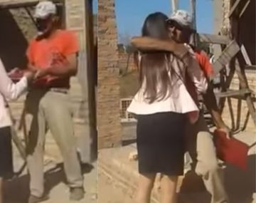 Le llevó su título a su papá albañil