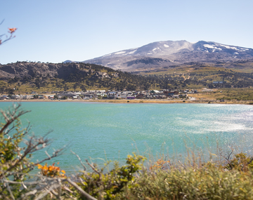 acaciones en la Patagonia: el pueblo con pocos habitantes, con termas únicas y paisajes de otro mundo