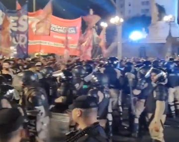 Video: manifestantes de izquierda hicieron retroceder a tres filas de policías