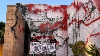 uno de los activistas explico por que vandalizo la casa de lionel messi: hay varias razones uno de los activistas explico por que vandalizo la casa de lionel messi: hay varias razones